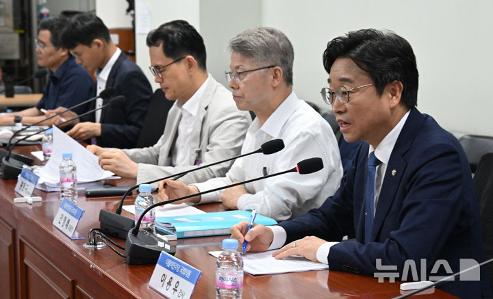 [서울=뉴시스] 김명년 기자 = 이용우(오른쪽) 더불어민주당 검찰정상화특위 간사가 26일 오후 서울 여의도 국회의원회관에서 열린 특위 전체회의에서 발언하고 있다. (공동취재) 2025.08.26. photo@newsis.com