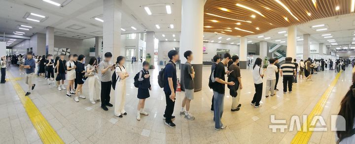  [부산=뉴시스] 하경민 기자 = 2025 하반기 지역인재 공공기관 합동채용설명회가 열린 26일 부산 연제구 부산시청 대강당에서 청년 구직자들이 행사장에 입장하기 위해 길게 줄을 서고 있다. 이날 행사에는 부산혁신도시 이전공공기관 10개 기관과 부산교통공사 등 총 11개 기관이 채용계획을 안내한다. 2025.08.26. yulnetphoto@newsis.com