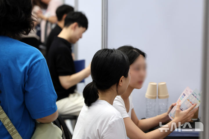  [부산=뉴시스] 하경민 기자 = 2025 하반기 지역인재 공공기관 합동채용설명회가 열린 26일 부산 연제구 부산시청 대강당에서 청년 구직자들이 채용상담을 받고 있다. 이날 행사에는 부산혁신도시 이전공공기관 10개 기관과 부산교통공사 등 총 11개 기관이 채용계획을 안내한다. 2025.08.26. yulnetphoto@newsis.com