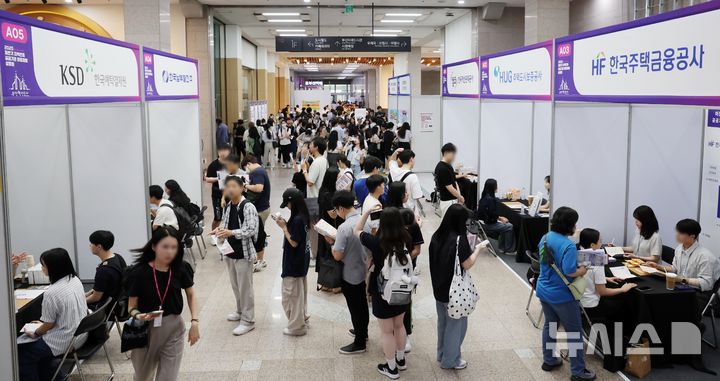  [부산=뉴시스] 하경민 기자 = 2025 하반기 지역인재 공공기관 합동채용설명회가 열린 26일 부산 연제구 부산시청 대강당에서 청년 구직자들이 채용상담을 받고 있다. 이날 행사에는 부산혁신도시 이전공공기관 10개 기관과 부산교통공사 등 총 11개 기관이 채용계획을 안내한다. 2025.08.26. yulnetphoto@newsis.com