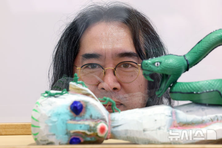 [서울=뉴시스] 박진희 기자 = 일본 현대미술 작가 이즈미 카토(Izumi Kato)가 26일 서울 강남구 페로탕 서울에서 일본 개인전 기자간담회를 하고 있다. 2025.08.26. pak7130@newsis.com