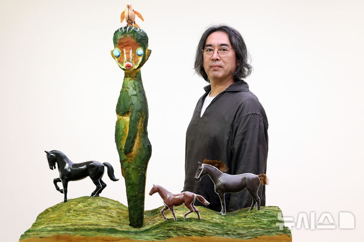 [서울=뉴시스] 박진희 기자 = 일본 현대미술 작가 이즈미 카토(Izumi Kato)가 26일 서울 강남구 페로탕 서울에서 일본 개인전 기자간담회를 하고 있다. 2025.08.26. pak7130@newsis.com