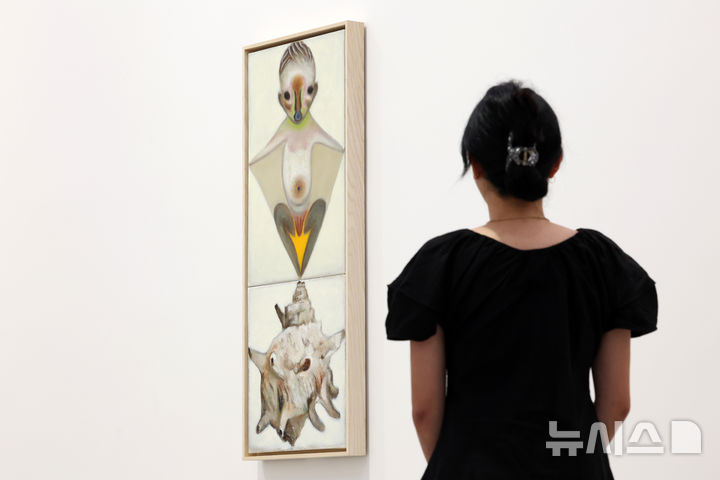 [서울=뉴시스] 박진희 기자 = 프랑스 대표 갤러리 페로탕(Perrotin)은 26일 서울 강남구 페로탕 서울에서 일본 현대미술 작가 이즈미 카토(Izumi Kato)의 개인전 기자간담회를 갖고 작가의 신작을 소개하고 있다. 2025.08.26. pak7130@newsis.com