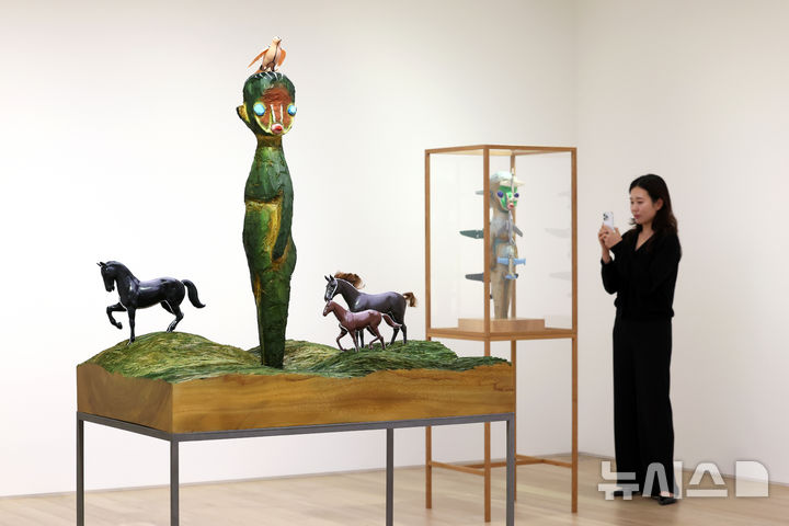 [서울=뉴시스] 박진희 기자 = 프랑스 대표 갤러리 페로탕(Perrotin)은 26일 서울 강남구 페로탕 서울에서 일본 현대미술 작가 이즈미 카토(Izumi Kato)의 개인전 기자간담회를 갖고 작가의 신작을 소개하고 있다. 2025.08.26. pak7130@newsis.com