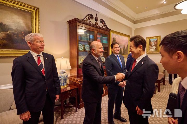 [워싱턴=뉴시스] 고범준 기자 = 이재명 대통령이 지난달 25일 미국 워싱턴 DC 백악관에서 열린 한미 정상회담에 앞서 미국 측 수행원인 하워드 러트닉 미국 상무장관과 인사하고 있다. (공동취재) 2025.09.12. bjko@newsis.com