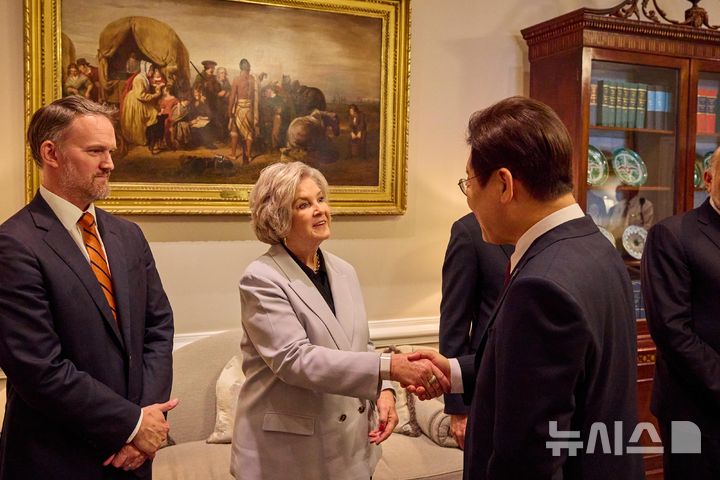 [워싱턴=뉴시스] 고범준 기자 = 이재명 대통령이 지난 8월 25일(현지 시간) 미국 워싱턴 DC 백악관에서 열린 한미 정상회담에 앞서 수지 와일스 백악관 비서실장과 악수를 하고 있다. (공동취재) 2025.12.17. bjko@newsis.com