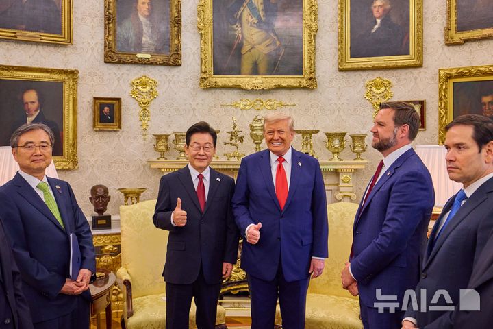 [워싱턴=뉴시스] 고범준 기자 = 이재명 대통령이 25일(현지 시간) 미국 워싱턴DC 백악관에서 열린 한미 정상회담을 마치고 도널드 트럼프 미국 대통령과 기념촬영을 하고 있다. (공동취재) 2025.08.26. bjko@newsis.com