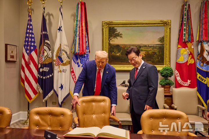 [워싱턴=뉴시스] 고범준 기자 = 이재명 대통령이 25일(현지 시간) 미국 워싱턴DC 백악관에서 열린 한미 정상회담에 앞서 방명록 서명을 준비하며 도널드 트럼프 미국 대통령의 안내를 받고 있다. (공동취재) 2025.08.26. bjko@newsis.com
