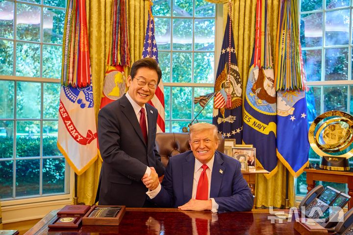 [워싱턴=뉴시스] 고범준 기자 = 이재명 대통령이 25일(현지 시간) 미국 워싱턴DC 백악관에서 열린 한미 정상회담을 마치고 도널드 트럼프 미국 대통령과 악수를 하고 있다. (공동취재) 2025.08.26. bjko@newsis.com