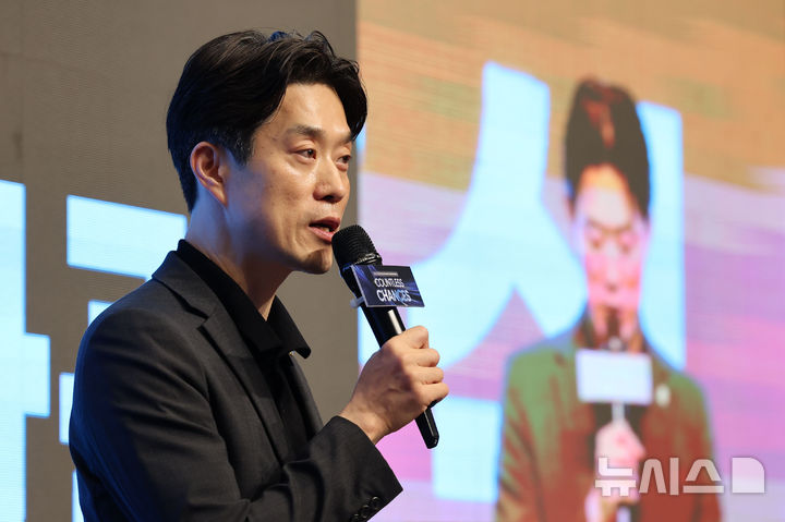 [서울=뉴시스] 권창회 기자 = 노용석 중소벤처기업부 차관이 지난 26일 오후 서울 강남구 조선팰리스 강남에서 열린 2025년 민관협력 오픈이노베이션 지원사업 업무협약식에서 인사말을 하고 있다. 2025.08.28. kch0523@newsis.com