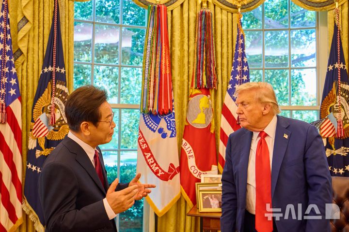 [워싱턴=뉴시스] 고범준 기자 = 이재명 대통령이 25일(현지 시간) 미국 워싱턴DC 백악관에서 열린 한미 정상회담을 마치고 도널드 트럼프 미국 대통령과 대화를 하고 있다. (공동취재) 2025.08.26. bjko@newsis.com