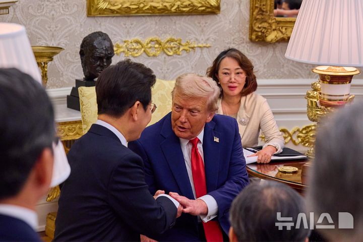 [워싱턴=뉴시스] 고범준 기자 = 이재명 대통령이 지난 25일(현지 시간) 미국 워싱턴 DC 백악관에서 도널드 트럼프 미국 대통령과 한미 정상회담을 하고 있다. (공동취재) 2025.08.28. bjko@newsis.com