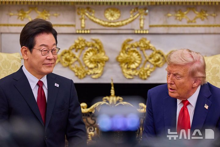 [워싱턴=뉴시스] 고범준 기자 = 이재명 대통령과 도널드 트럼프 미국 대통령이 지난달 25일(현지 시간) 미국 워싱턴DC 백악관에서 한미 정상회담을 하고 있는 모습. (공동취재) 2025.08.26. bjko@newsis.com