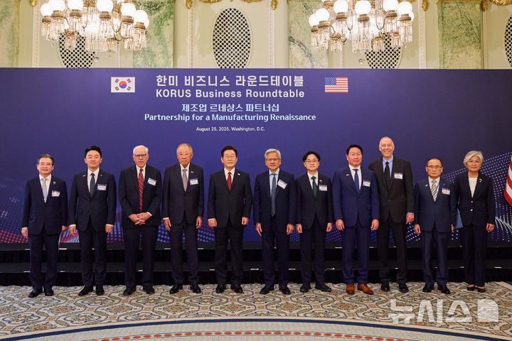 [워싱턴=뉴시스] 고범준 기자 = 이재명 대통령이 25일(현지 시간) 미국 워싱턴DC 윌라드 호텔에서 열린 한미 비즈니스 라운드테이블에서 참석자들과 기념촬영을 하고 있다.  왼쪽부터 김용범 대통령실 정책실장, 강훈식 대통령비서실장, 미국 칼라일 그룹 데이비드 루벤스타인 공동회장, 류진 한국경제인협회 회장, 이 대통령, 젠슨 황 엔비디아 최고경영자(CEO), 김정관 산업통상자원부 장관, 최태원 대한상공회의소 회장 겸 SK그룹 회장, 게리 디커슨 어플라이드 머티리얼즈 최고경영자(CEO), 위성락 국가안보실장, 주미대사 내정자 강경화 전 외교부 장관. (공동취재) 2025.08.26. bjko@newsis.com