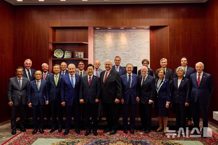 [워싱턴=뉴시스] 고범준 기자 = 이재명 대통령이 25일(현지 시간) 미국 워싱턴DC 전략국제문제연구소(CSIS)에서 열린 정책 연설에 참석하며 존 햄리 CSIS 소장 등 참석자들과 기념촬영을 하고 있다. (공동취재) 2025.08.26. bjko@newsis.com