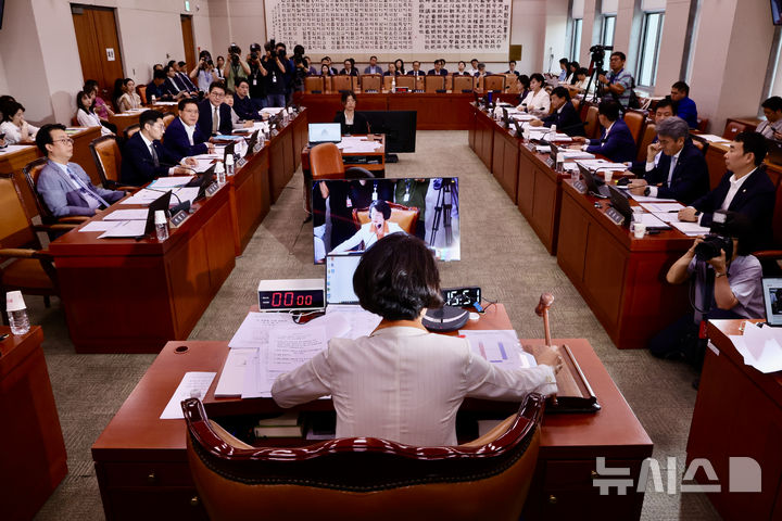 [서울=뉴시스] 김명년 기자 = 추미애 국회 법제사법위원장이 26일 오후 서울 여의도 국회 법사위에서 의사봉을 두드리고 있다. 2025.08.26. kmn@newsis.com