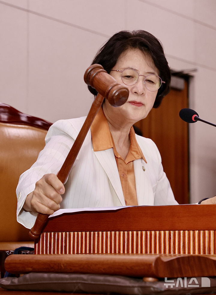 [서울=뉴시스] 김명년 기자 = 추미애 국회 법제사법위원장이 26일 오후 서울 여의도 국회 법사위에서 의사봉을 두드리고 있다. 2025.08.26. kmn@newsis.com