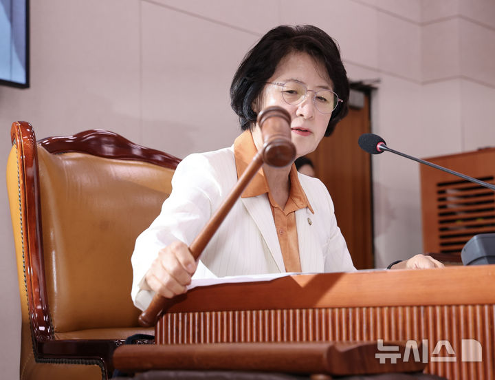 [서울=뉴시스] 김명년 기자 = 추미애 국회 법제사법위원장이 26일 오후 서울 여의도 국회 법사위에서 의사봉을 두드리고 있다. 2025.08.26. kmn@newsis.com