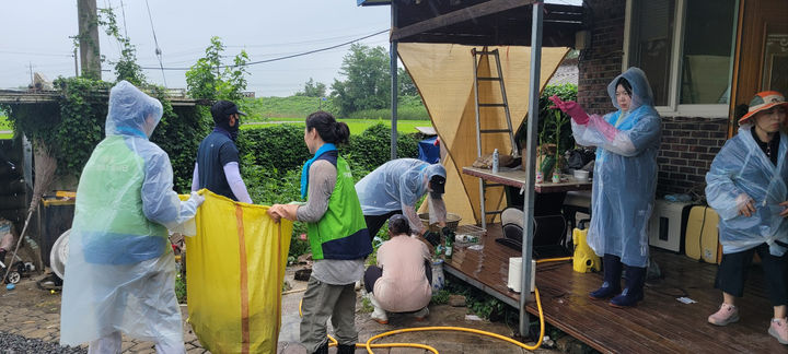 [광주=뉴시스] 한국가스안전공사 광주전남지부, 광주사회복지공동모금회에 에 호우피해지역 돕기 성금 기탁. (사진=광주사회복지공동모금회 제공). photo@newsis.com *재판매 및 DB 금지