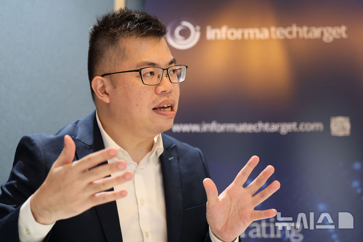 [서울=뉴시스] 권창회 기자 = 시장조사업체 '옴디안'의 리안 지에 수 수석 애널리스트가 지난 26일 오후 서울 강남구 저스트코타워에서 뉴시스와 인터뷰를 하고 있다. 2025.08.28. kch0523@newsis.com