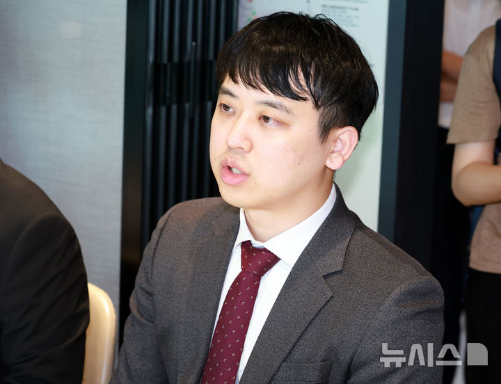 [서울=뉴시스] 이영환 기자 = 한성존 대한전공의협의회 회장이 발언을 하고 있다. 2025.08.26. 20hwan@newsis.com