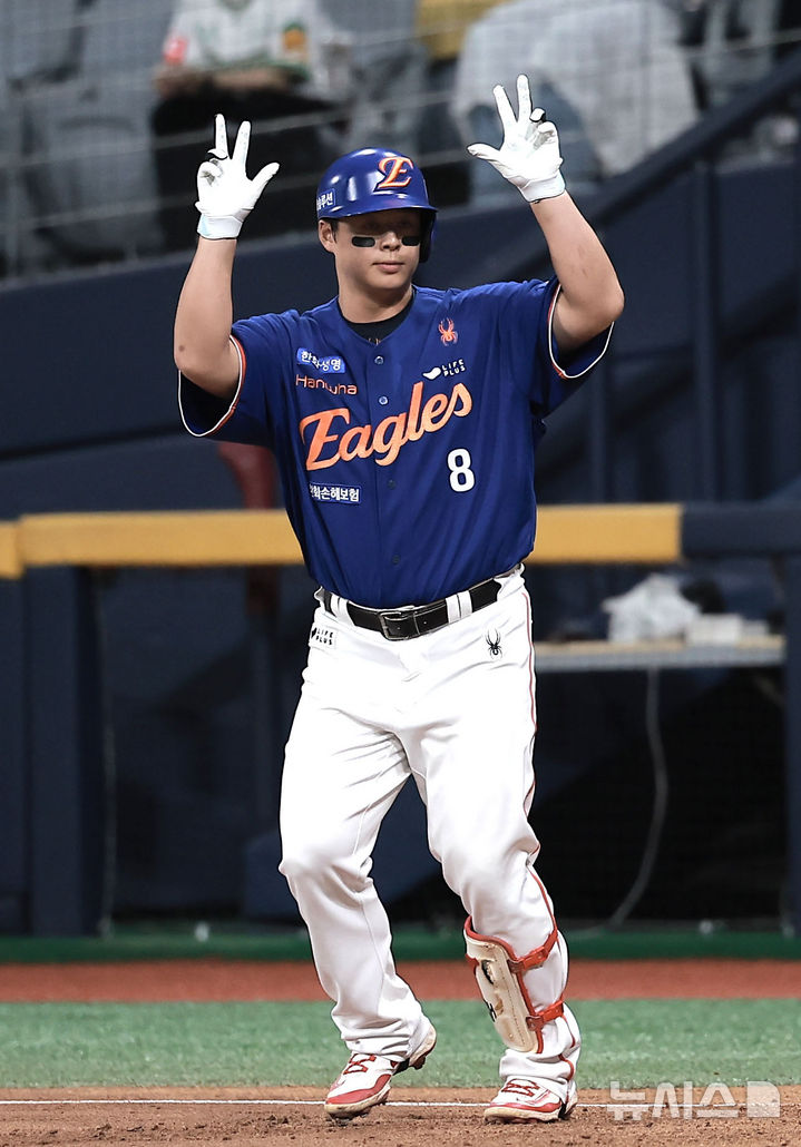 [서울=뉴시스] 정병혁 기자 = 26일 서울 구로구 고척스카이돔에서 열린 2025 KBO리그 한화 이글스와 키움 히어로즈의 경기, 2회초 무사 주자없는 상황 한화 노시환이 안타를 친 뒤 기뻐하고 있다. 2025.08.26. jhope@newsis.com