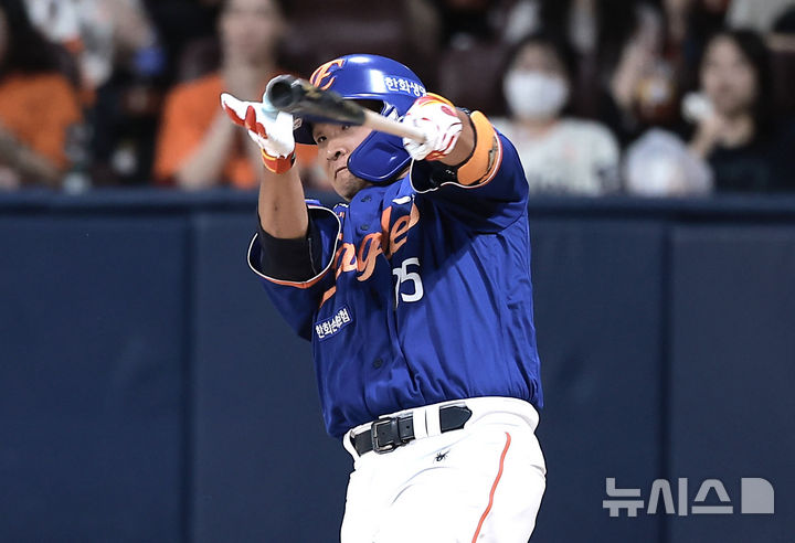 [서울=뉴시스] 정병혁 기자 = 26일 서울 구로구 고척스카이돔에서 열린 2025 KBO리그 한화 이글스와 키움 히어로즈의 경기, 2회초 1사 1루 상황 한화 김태연이 방망이를 휘두르고 있다. 2025.08.26. jhope@newsis.com