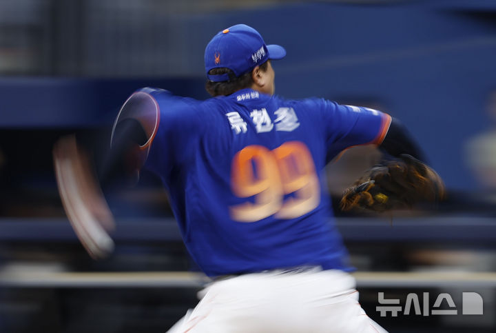 [서울=뉴시스] 정병혁 기자 = 26일 서울 구로구 고척스카이돔에서 열린 2025 KBO리그 한화 이글스와 키움 히어로즈의 경기, 한화 선발 류현진이 역투하고 있다. 류현진은 KBO리그 역대 4번째 9시즌 연속 100탈삼진 기록했다. 2025.08.26. jhope@newsis.com