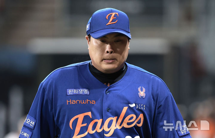 [서울=뉴시스] 정병혁 기자 = 26일 서울 구로구 고척스카이돔에서 열린 2025 KBO리그 한화 이글스와 키움 히어로즈의 경기, 한화 선발 류현진이 6회를 무실점으로 끝낸 뒤 덕아웃을 향하고 있다. 2025.08.26. jhope@newsis.com