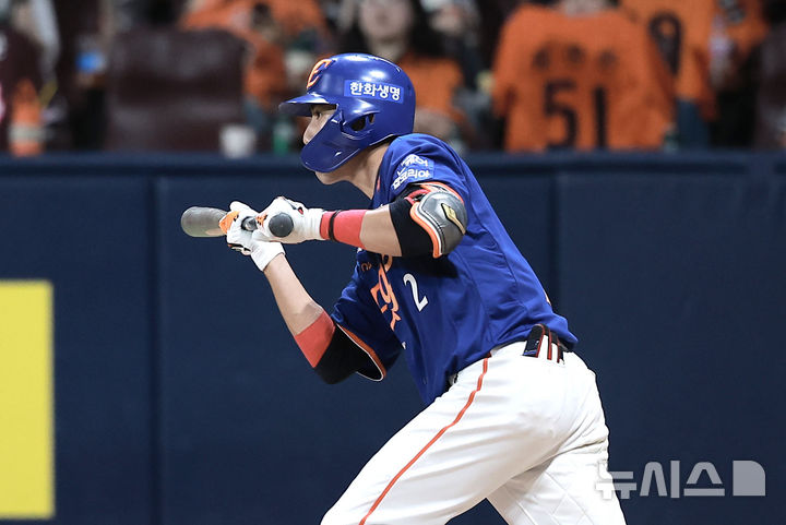 [서울=뉴시스] 정병혁 기자 = 26일 서울 구로구 고척스카이돔에서 열린 2025 KBO리그 한화 이글스와 키움 히어로즈의 경기, 8회초 1사 주자없는 상황 한화 심우준이 번트를 하고 있다. 2025.08.26. jhope@newsis.com