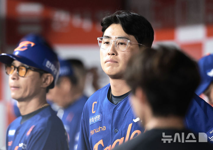 [서울=뉴시스] 정병혁 기자 = 26일 서울 구로구 고척스카이돔에서 열린 2025 KBO리그 한화 이글스와 키움 히어로즈의 경기, 발가락 통증으로 1군 엔트리에서 빠진 한화 채은성이 덕아웃에서 경기를 지켜보고 있다. 2025.08.26. jhope@newsis.com