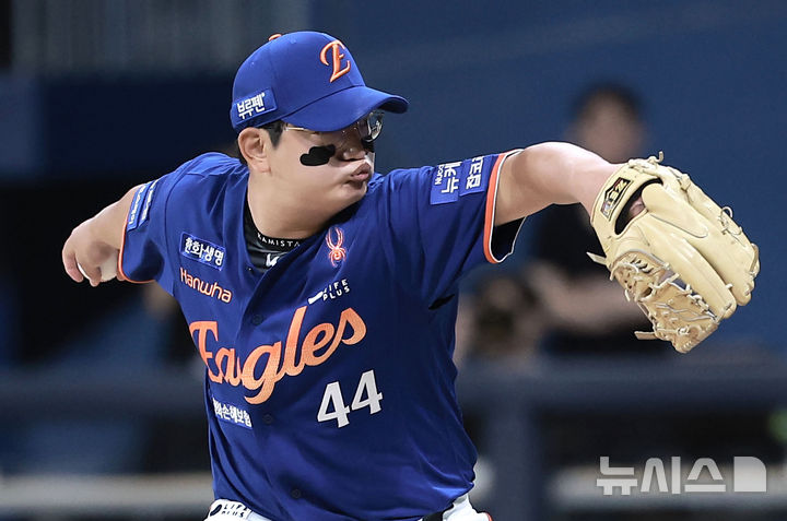 [서울=뉴시스] 정병혁 기자 = 26일 서울 구로구 고척스카이돔에서 열린 2025 KBO리그 한화 이글스와 키움 히어로즈의 경기, 한화 마무리 투수 김서현이 역투하고 있다. 2025.08.26. jhope@newsis.com