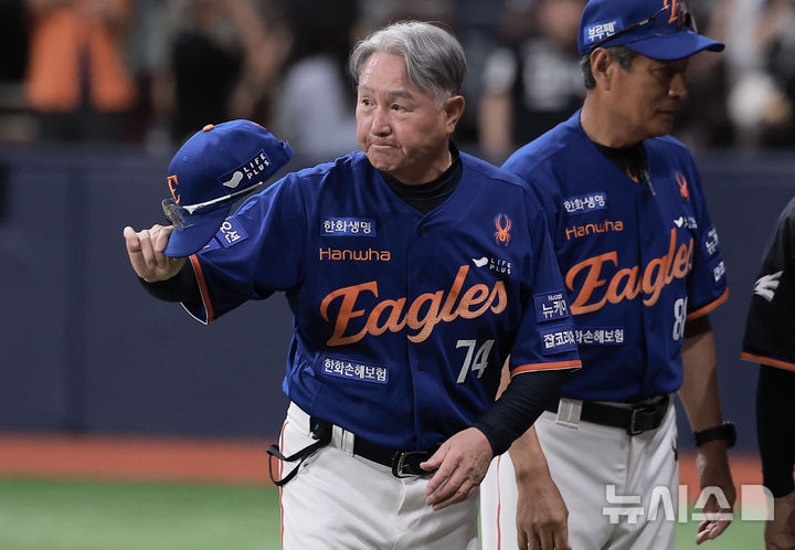 [서울=뉴시스] 정병혁 기자 = 26일 서울 구로구 고척스카이돔에서 열린 2025 KBO리그 한화 이글스와 키움 히어로즈의 경기, 3대1로 승리한 한화 김경문 감독이 관중에게 인사하고 있다. 2025.08.26. jhope@newsis.com