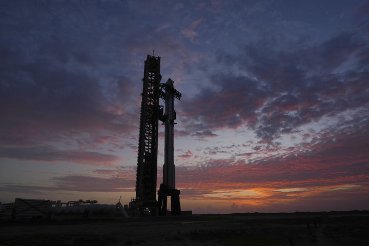 [보카치카=AP/뉴시스] 일론 머스크의 우주기업 스페이스X의 우주선 스타십이 26일(현지 시간) 미 텍사스주 보카치카 해변 스타베이스에서 시험 발사 준비를 하고 있다. 2025.08.27.