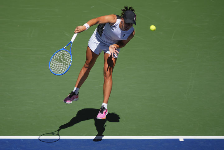 [뉴욕=AP/뉴시스] 이가 시비옹테크(2위·폴란드)가 26일(현지 시간) 미국 뉴욕의 빌리진킹 내셔널 테니스 센터에서 열린 US 오픈 여자 단식 1회전에서 에밀리아나 아랑고(84위·콜롬비아)와 경기하고 있다. 시비옹테크가 2-0(6-1 6-2)으로 승리하고 2회전에 올랐다. 2025.08.27. 