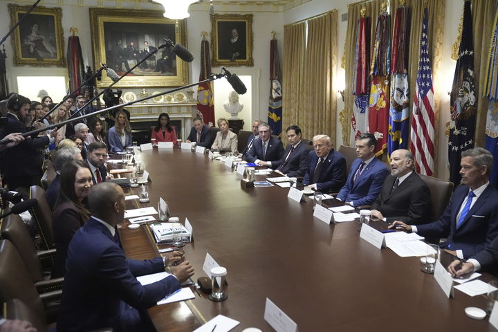 [워싱턴=AP/뉴시스]도널드 트럼프 미 대통령이 26일(현지시각) 노동절을 기념해 열린 백악관 각료회의에서 발언하고 있다. 3시간 넘게 진행된 이날 회의가 생중계됐다. 2025.8.27.