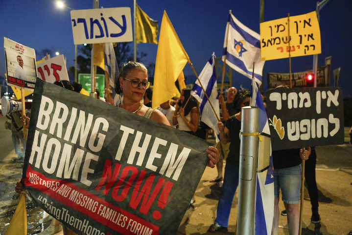 [스데롯=AP/뉴시스] 26일(현지 시간) 이스라엘 남부 스데롯에서 시위대가 하마스가 억류한 모든 인질의 즉각 석방과 가자지구 전쟁의 종식을 요구하는 시위를 벌이고 있다. 2025.08.27.