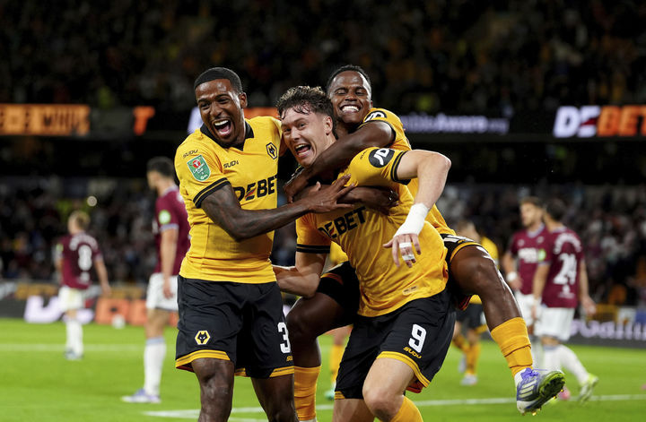 [울버햄프턴=AP/뉴시스] 울버햄프턴 원더러스의 예르겐 스트란드 라르센(가운데)이 26일(현지 시간) 영국 울버햄프턴 몰리뉴 스타디움에서 열린 2025-26 리그컵(카라바오컵) 32강전 웨스트햄 유나이티드와의 경기 후반 39분 역전 골을 넣은 후 동료들과 환호하고 있다. 황희찬은 주장 완장을 차고 선발 출전했으나 페널티킥을 실축하는 등 공격 포인트를 올리지 못했고, 울버햄프턴은 3-2로 승리했다. 2025.08.27.