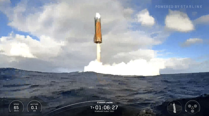 [보카치카=AP/뉴시스] 일론 머스크의 우주기업 스페이스X의 우주선 스타십이 26일(현지 시간) 미 텍사스주 보카치카 해변 스타베이스에서 시험 발사돼 약 한 시간 후 인도양에 무사히 착륙했다. 2025.08.27.