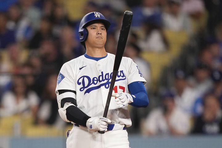 [로스앤젤레스=AP/뉴시스] 메이저리그 LA 다저스의 오타니 쇼헤이가 27일(한국 시간) 신시내티 레즈와의 경기에서 3회말 타석에 들어서 방망이를 바라보고 있다. 2025.08.27.