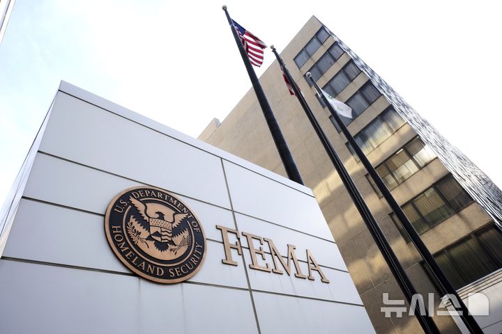 [서울=뉴시스] 미 연방재난관리청(FEMA)이 근무 중 정부가 지급한 전자기기로 낯선 이들과 성적인 대화를 주고받은 직원 2명을 해고했다. (사진=뉴시스DB) 2025.09.10