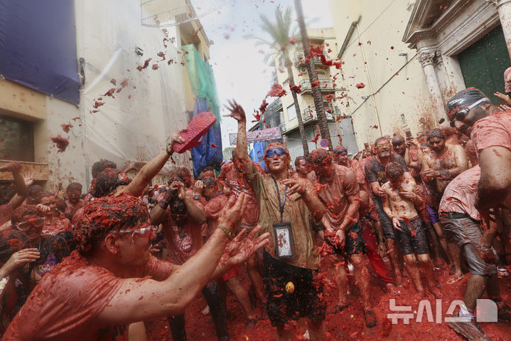 [부뇰=AP/뉴시스] 지난 27일(현지 시간) 스페인 발렌시아 인근 부뇰 마을에서 열린 연례 '라 토마티나' 축제 참가자들이 토마토 범벅이 된 채 축제를 즐기고 있다. 이 축제는 매년 8월 마지막 수요일에 열리며 1945년경, 마을 축제 도중 우연히 시작된 토마토 던지기에서 유래한 것으로 알려져 있다. 2025.08.29.