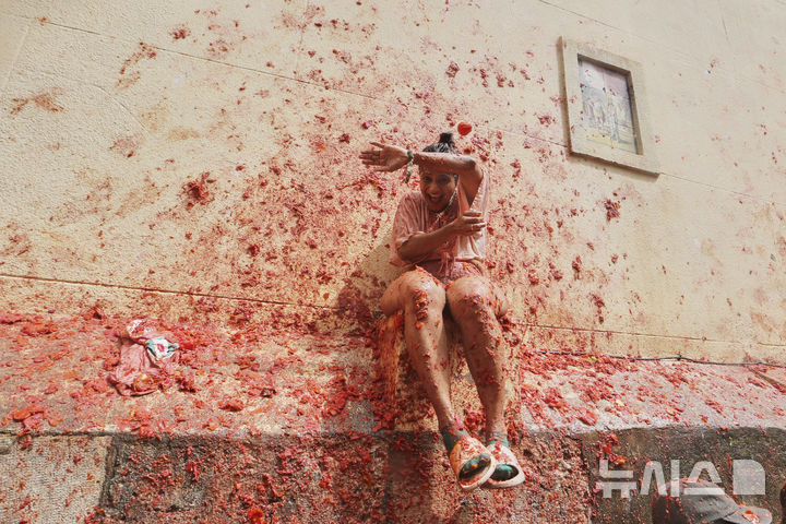 [부뇰=AP/뉴시스] 지난 27일(현지 시간) 스페인 발렌시아 인근 부뇰 마을에서 열린 연례 '라 토마티나' 축제 참가자들이 토마토를 던지고 있다. 이 축제는 매년 8월 마지막 수요일에 열리며 1945년경, 마을 축제 도중 우연히 시작된 토마토 던지기에서 유래한 것으로 알려져 있다. 2025.08.29.