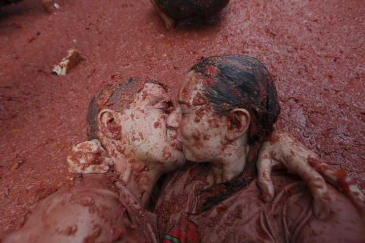 [부뇰=AP/뉴시스] 지난 27일(현지 시간) 스페인 발렌시아 인근 부뇰 마을에서 열린 연례 '라 토마티나' 축제에서 한 커플이 토마토 범벅이 된 채 입 맞추고 있다. 이 축제는 매년 8월 마지막 수요일에 열리며 1945년경, 마을 축제 도중 우연히 시작된 토마토 던지기에서 유래한 것으로 알려져 있다. 사진은 해당 기사와 관련없음. 2025.08.29.