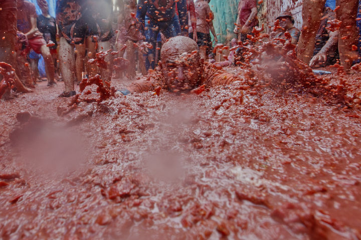 [부뇰=AP/뉴시스] 지난 27일(현지 시간) 스페인 발렌시아 인근 부뇰 마을에서 열린 연례 '라 토마티나' 축제에서 한 남성이 토마토 웅덩이에 몸을 던지고 있다. 이 축제는 매년 8월 마지막 수요일에 열리며 1945년경, 마을 축제 도중 우연히 시작된 토마토 던지기에서 유래한 것으로 알려져 있다. 2025.08.29.