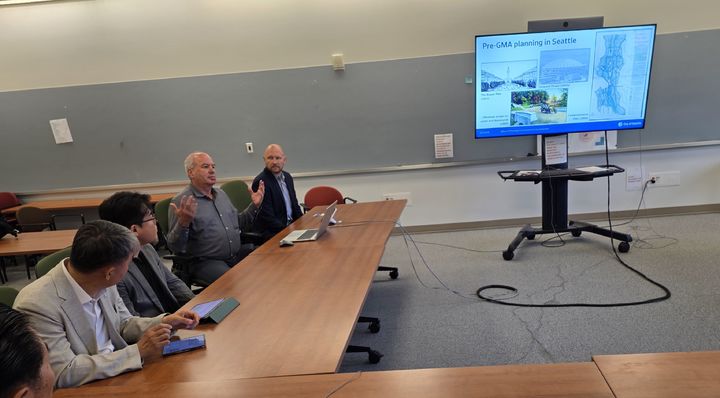 [미국 시애틀=뉴시스]이준구 기자=도시정책 전 분야에 걸쳐 브리핑하고 있는 시애틀시 관계자들.2025.08.26.caleb@newsis.com *재판매 및 DB 금지