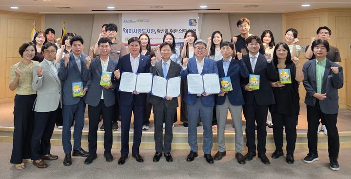 [대구=뉴시스] 아이사랑 도서관 협약. (사진=한국도로공사 대구경북본부 제공) 2025.08.27 photo@newsis.com *재판매 및 DB 금지