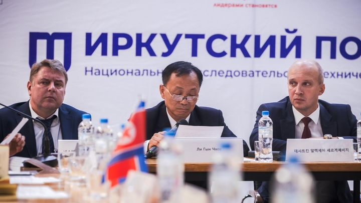 [서울=뉴시스]북한 천연자원개발부 소속으로 보이는 리근철이 지난 19일(현지시각) 북한 지질학자들의 러시아 교육 프로그램 시작 행사에 참석했다. (출처=이르쿠츠크 국립연구기술대학, NK 뉴스에서 재인용) 2025.8.27. *재판매 및 DB 금지