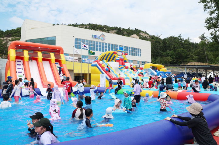 [태안=뉴시스] 지난 2일 태안군가족공감센터에서 열린 2025 태안썸머파크를 찾은 아이들이 물놀이를 즐기고 있다. (사진=태안군 제공) 2025.08.27. photo@newsis.com *재판매 및 DB 금지