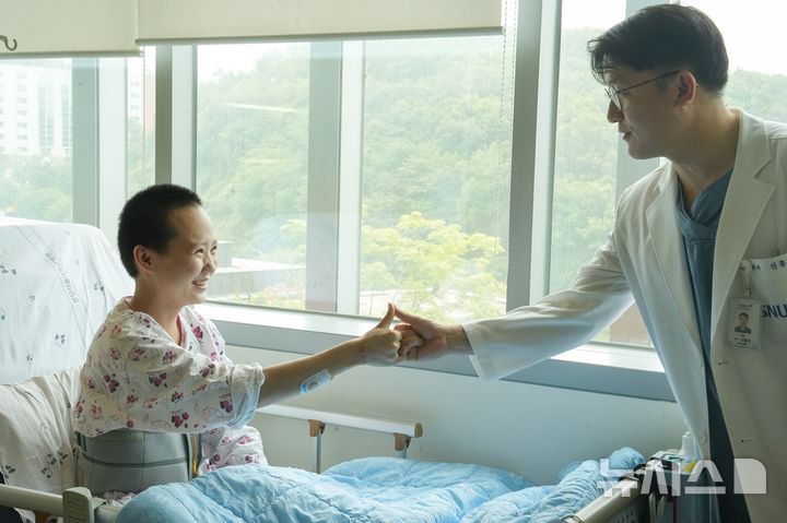 [서울=뉴시스] 신홍경 분당서울대병원 응급외상중환자외과 교수와 환자인 엥흐진 몽골 의대생이 의사로서 다시 한국에서 만나기로 약속하는 모습. (사진= 분당서울대병원 제공)